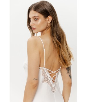 Femme portant nuisette satin blanc longueur 88 cm