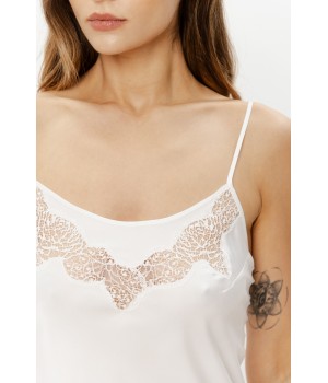Nuisette satin blanc portée, dentelle dos et buste