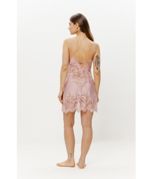 Gros plan dentelle bustier nuisette satin beige