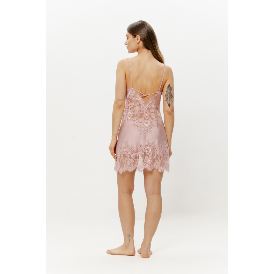 Gros plan dentelle bustier nuisette satin beige