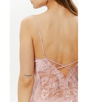 Détail bretelles fines nuisette satin beige