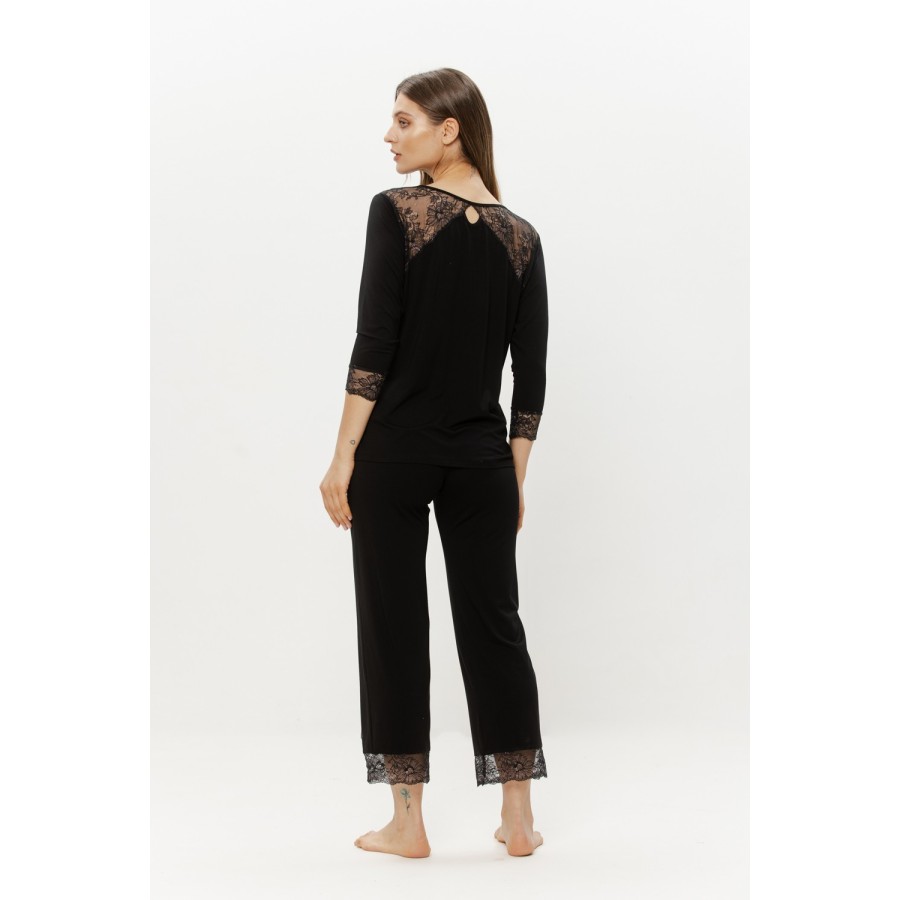 Detalle encaje espalda camiseta pijama micromodal ajustado negro