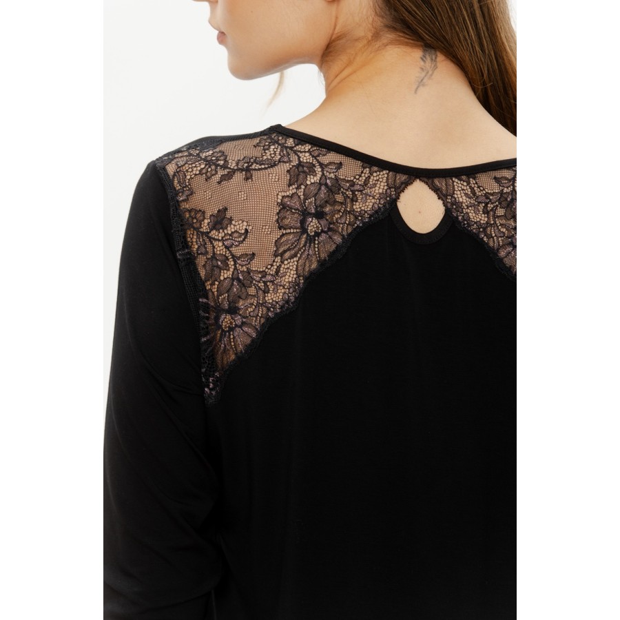 Detailaufnahme der Spitze am Armel des Pyjama-Sets